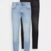 Pier One 2 PACK - Jeans Skinny Fit - Light Blue/black -Pier One 744b89c1ac6d4b31aed9ac3336ccd67b
