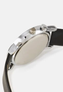 Pier One SET - Uhr - Black 10 Pier One SET - Uhr - Black -Pier One 8b85f94e4c5a43a89680fa66df3bc7c7