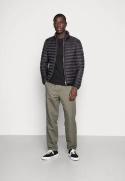 Pier One T-Shirt Basic - Black -Pier One 9541d4ec16e54b19a6b86e488dd20e0f 1