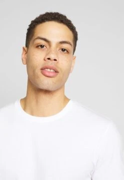 Pier One 3 PACK - T-Shirt Basic - White/dark Blue/red 12 Pier One 3 PACK - T-Shirt Basic - White/dark Blue/red -Pier One bb58520a3fdd4addbd204975d9a479ed